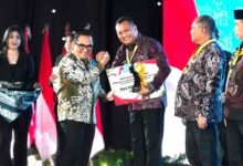 Bupati Gianyar Made Mahayastra terima dua penghargaan dan insentif fiskal dari Kemendagri
