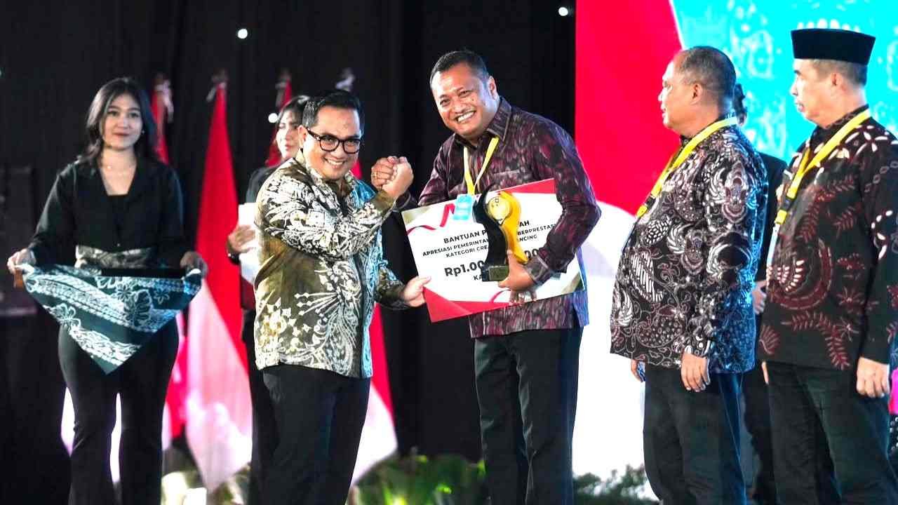 Bupati Gianyar Made Mahayastra terima dua penghargaan dan insentif fiskal dari Kemendagri