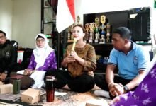 Ketua GOW Badung Yunita Alit Sucipta serahkan bantuan bag komposter kepada Wanita Islam di Dalung Badung