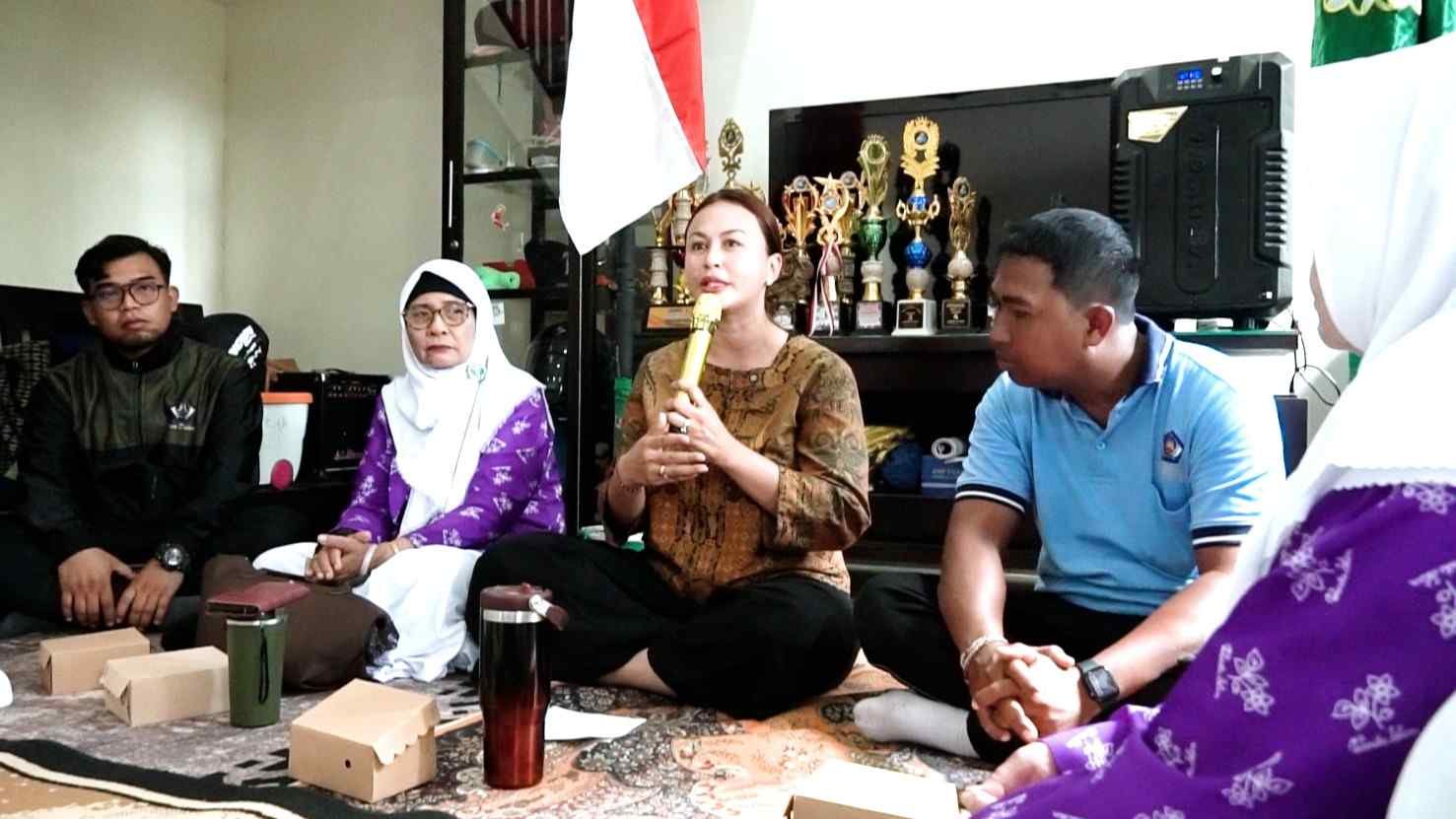 Ketua GOW Badung Yunita Alit Sucipta serahkan bantuan bag komposter kepada Wanita Islam di Dalung Badung