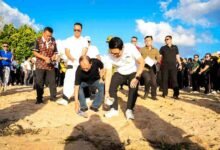Bupati Badung Adi Arnawa dan Gubernur Bali Wayan Koster pimpin aksi kurve serentak di Pantai Samuh Benoa
