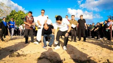 Bupati Badung Adi Arnawa dan Gubernur Bali Wayan Koster pimpin aksi kurve serentak di Pantai Samuh Benoa