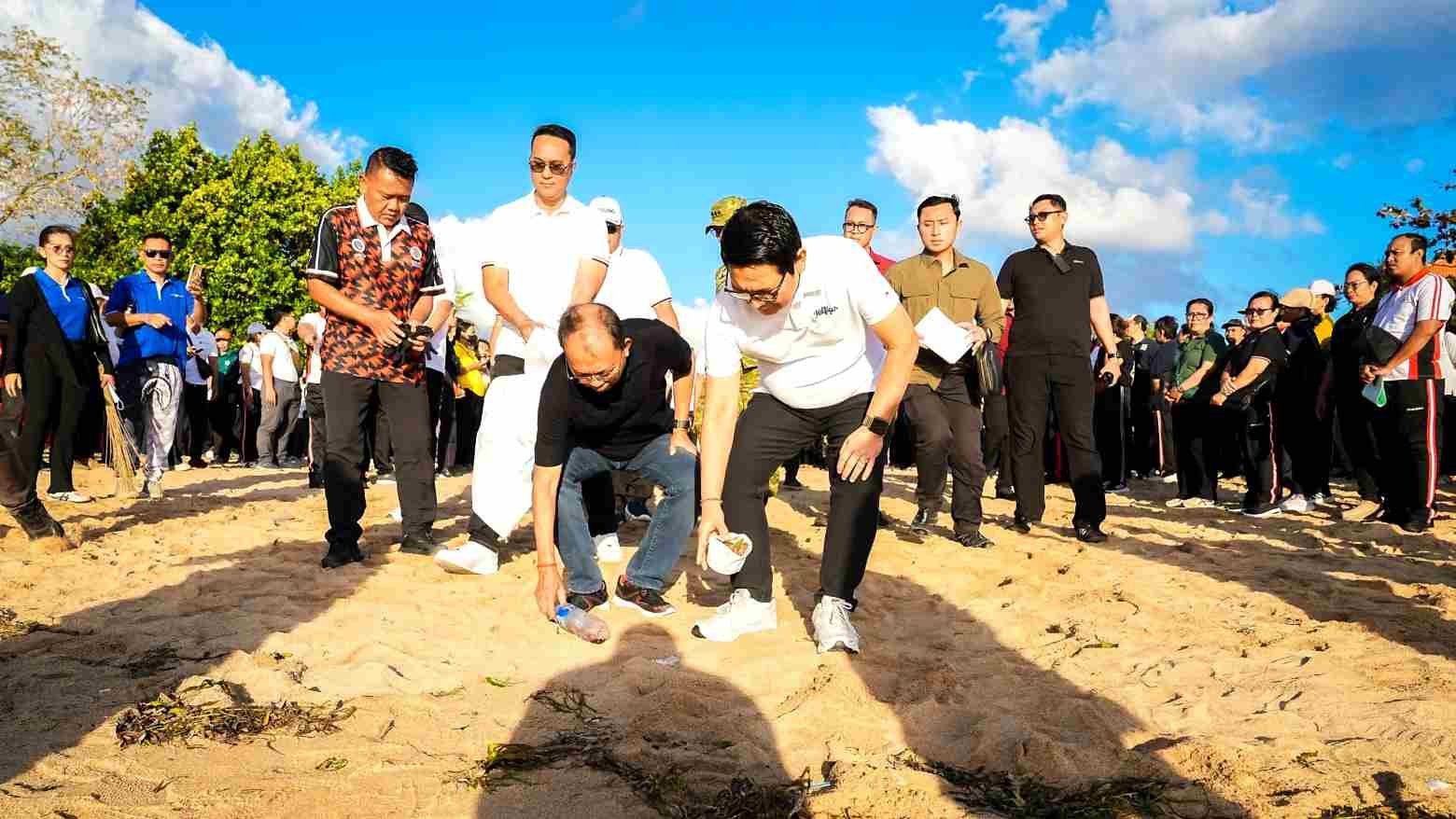 Bupati Badung Adi Arnawa dan Gubernur Bali Wayan Koster pimpin aksi kurve serentak di Pantai Samuh Benoa