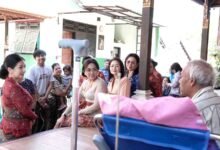 Penasehat DWP Badung Nyonya Rasniathi Adi Arnawa dan Ketua DWP Nyonya Oliviana Surya Suamba menjenguk ASN sakit