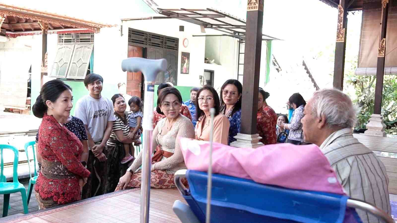 Penasehat DWP Badung Nyonya Rasniathi Adi Arnawa dan Ketua DWP Nyonya Oliviana Surya Suamba menjenguk ASN sakit