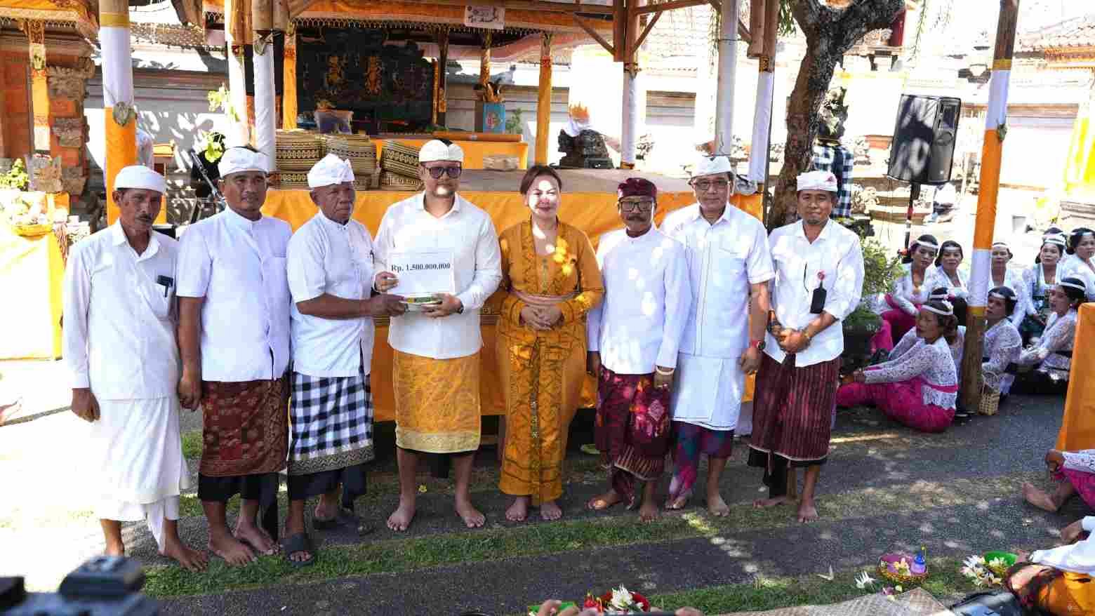 Wabup Badung Bagus Alit Sucipta menghadiri Karya Rsi Gana di Pura Desa Sibanggede Bali