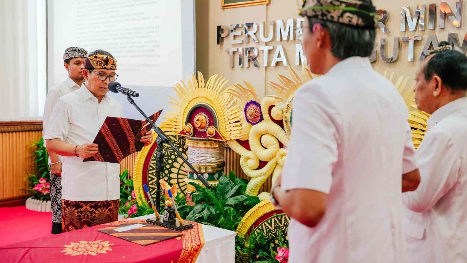 Pelantikan I Made Putra Wijaya sebagai Direktur Umum Perumda Air Minum Tirta Mangutama 2026-2031