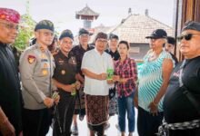 Bupati Badung Adi Arnawa menyerahkan bantuan keuangan hari raya sebesar dua juta rupiah per KK