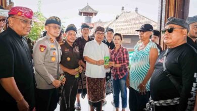 Bupati Badung Adi Arnawa menyerahkan bantuan keuangan hari raya sebesar dua juta rupiah per KK