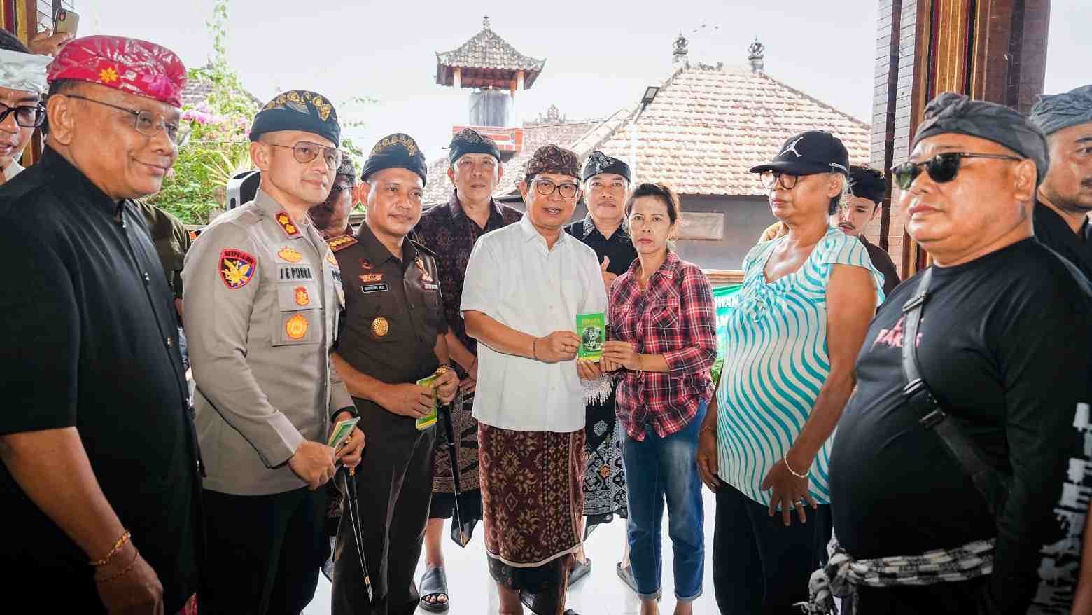 Bupati Badung Adi Arnawa menyerahkan bantuan keuangan hari raya sebesar dua juta rupiah per KK