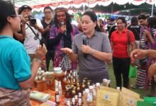 Ny. Seniasih Giri Prasta menegaskan pentingnya penguatan UMKM dan penggunaan produk lokal Bali sebagai benteng ekonomi daerah di tengah arus globalisasi