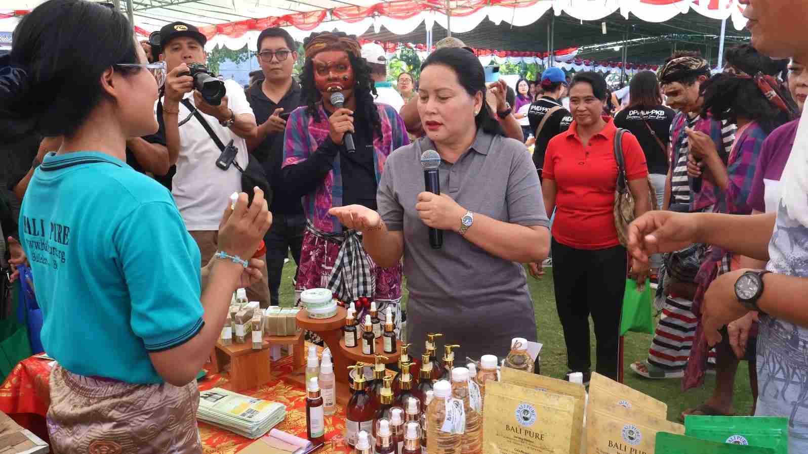 Ny. Seniasih Giri Prasta menegaskan pentingnya penguatan UMKM dan penggunaan produk lokal Bali sebagai benteng ekonomi daerah di tengah arus globalisasi