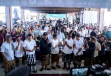 Bupati Badung Adi Arnawa meninjau pasar murah bersubsidi pengendalian inflasi di Banjar Penyarikan Benoa