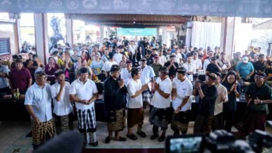Bupati Badung Adi Arnawa meninjau pasar murah bersubsidi pengendalian inflasi di Banjar Penyarikan Benoa