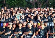 Bupati Badung Adi Arnawa meninjau gladi bersih pawai Ped Aya duta Badung untuk Pesta Kesenian Bali PKB 2026