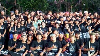 Bupati Badung Adi Arnawa meninjau gladi bersih pawai Ped Aya duta Badung untuk Pesta Kesenian Bali PKB 2026