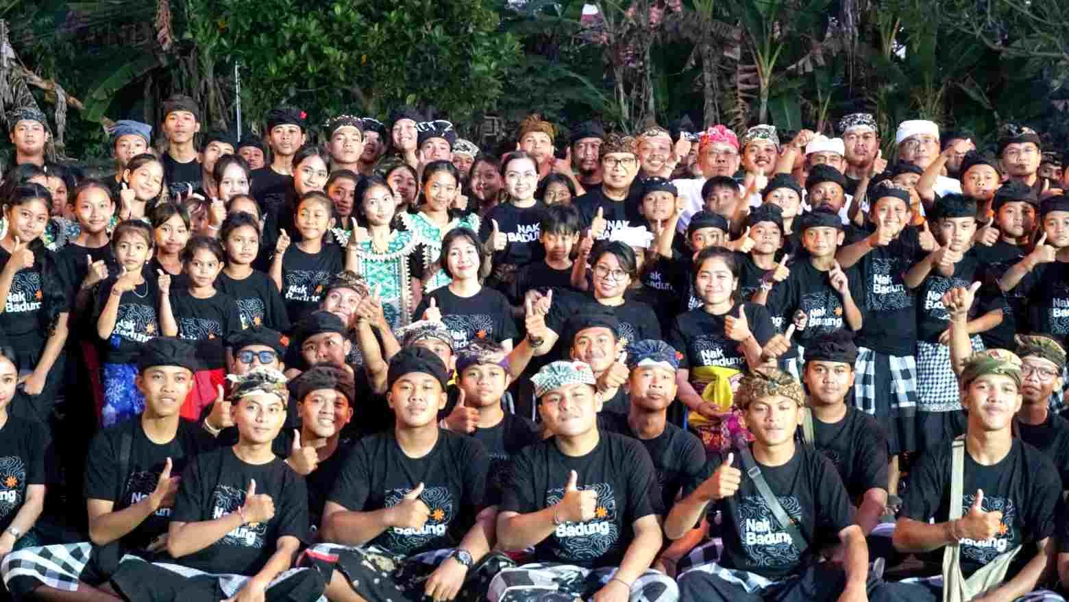 Bupati Badung Adi Arnawa meninjau gladi bersih pawai Ped Aya duta Badung untuk Pesta Kesenian Bali PKB 2026