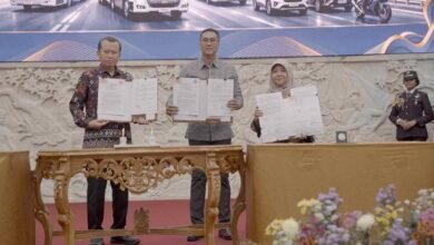 Sekda Badung Surya Suamba menandatangani MoU kerja sama pengembangan SDM transportasi dengan BPSDM Perhubungan di Poltrada Bali