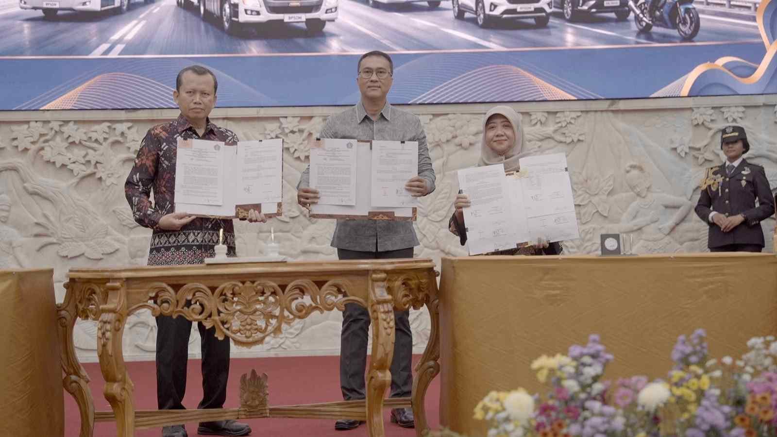 Sekda Badung Surya Suamba menandatangani MoU kerja sama pengembangan SDM transportasi dengan BPSDM Perhubungan di Poltrada Bali