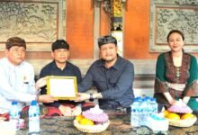 Wabup Badung Bagus Alit Sucipta serahkan penghargaan tertib administrasi akta kematian di Jimbaran