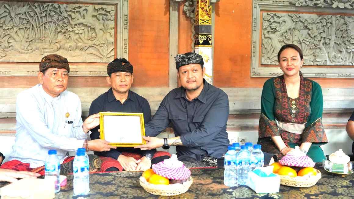 Wabup Badung Bagus Alit Sucipta serahkan penghargaan tertib administrasi akta kematian di Jimbaran