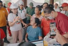 Ketua K3S Badung Rasniathi Adi Arnawa meninjau Safari Kesehatan Badung Peduli di Desa Gulingan Mengwi