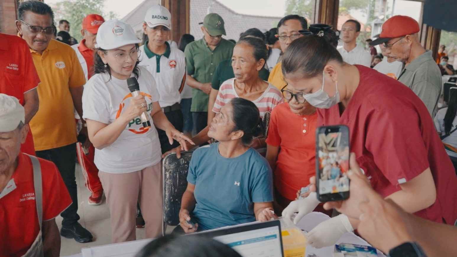 Ketua K3S Badung Rasniathi Adi Arnawa meninjau Safari Kesehatan Badung Peduli di Desa Gulingan Mengwi