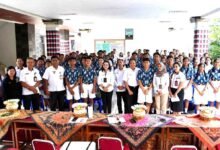 Bunda Anti Narkoba Badung Rasniathi Adi Arnawa buka sosialisasi bahaya narkoba di SMPN 6 Mengwi