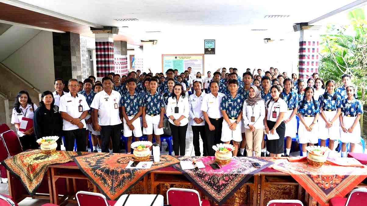 Bunda Anti Narkoba Badung Rasniathi Adi Arnawa buka sosialisasi bahaya narkoba di SMPN 6 Mengwi