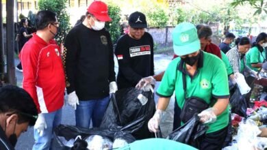 Wakil Bupati Tabanan Made Dirga pimpin aksi resik sampah ASN di Lapangan Alit Saputra