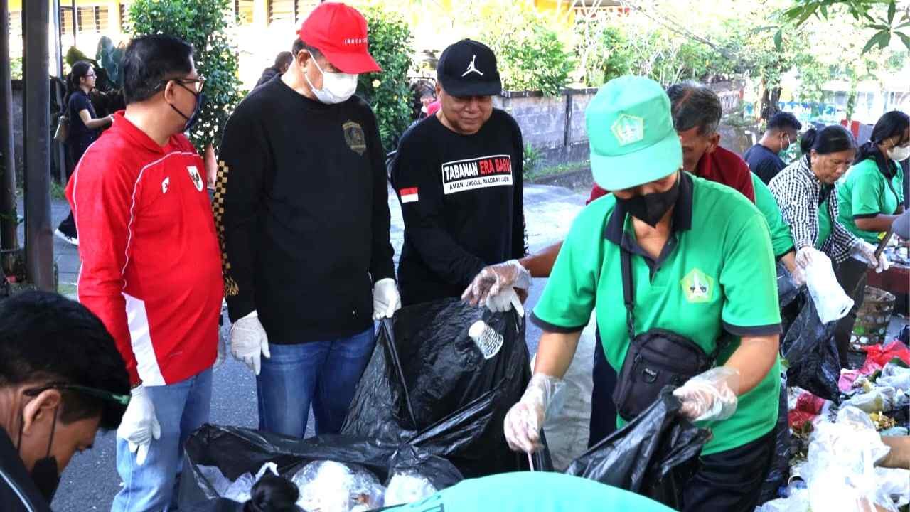 Wakil Bupati Tabanan Made Dirga pimpin aksi resik sampah ASN di Lapangan Alit Saputra
