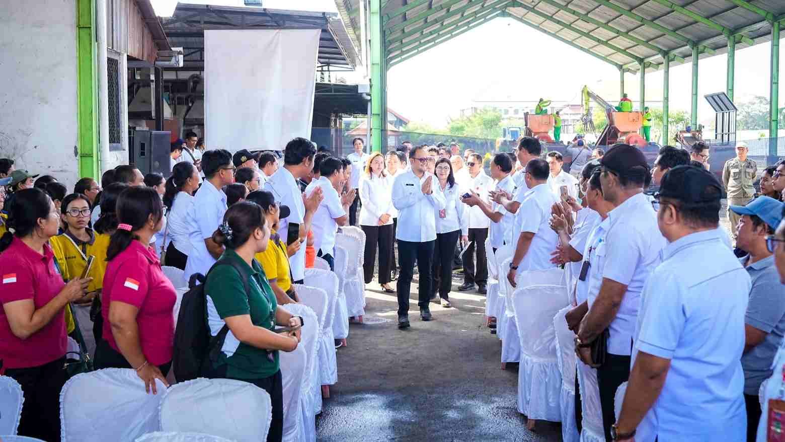 Wabup Badung Bagus Alit Sucipta meresmikan fasilitas TPSSS-B3 di TPST Mengwitani