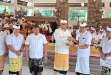 Foto asli: Wabup Bagus Alit Sucipta saat menghadiri Upacara Ngeratep Tapakan di Pura Dalem Bebalang, Desa Adat Carangsari, Kecamatan Petang, Badung