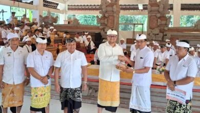 Foto asli: Wabup Bagus Alit Sucipta saat menghadiri Upacara Ngeratep Tapakan di Pura Dalem Bebalang, Desa Adat Carangsari, Kecamatan Petang, Badung
