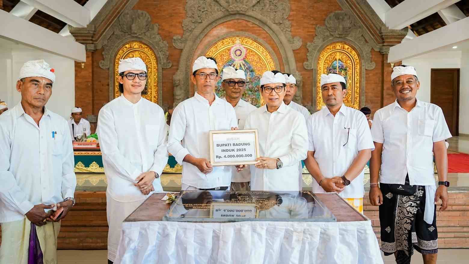 Bupati Badung I Wayan Adi Arnawa menandatangani prasasti peresmian Bale Banjar Pipitan Canggu