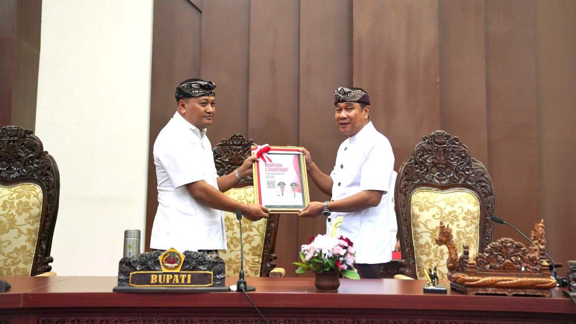 Bupati Gianyar I Made Mahayastra sampaikan Raperda Pertanggungjawaban APBD 2025