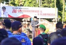 Bupati Gianyar I Made Mahayastra menyerahkan penghargaan kearsipan pada Hari Lahir Pancasila 2026