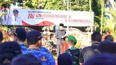 Bupati Gianyar I Made Mahayastra menyerahkan penghargaan kearsipan pada Hari Lahir Pancasila 2026