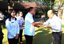 Bupati Gianyar Made Mahayastra melepas peserta penerima bantuan pelatihan kerja di Halaman Belakang Kantor Bupati