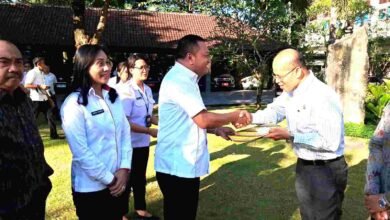 Bupati Gianyar Made Mahayastra melepas peserta penerima bantuan pelatihan kerja di Halaman Belakang Kantor Bupati