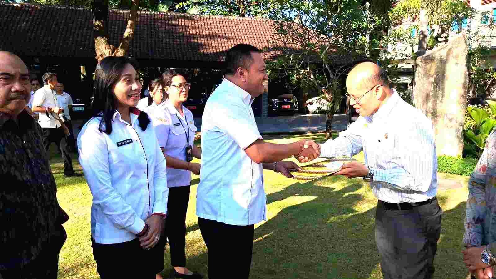 Bupati Gianyar Made Mahayastra melepas peserta penerima bantuan pelatihan kerja di Halaman Belakang Kantor Bupati