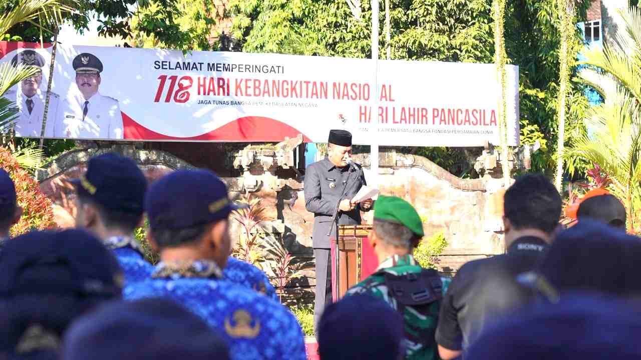 Bupati Gianyar I Made Mahayastra menyerahkan penghargaan kearsipan pada Hari Lahir Pancasila 2026