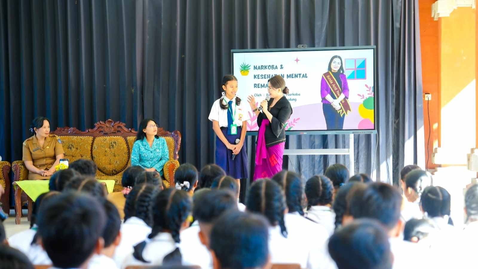 Bunda Anti Narkoba Badung Ny Rasniathi Adi Arnawa menggelar sosialisasi anti narkoba di SMPN 4 Petang