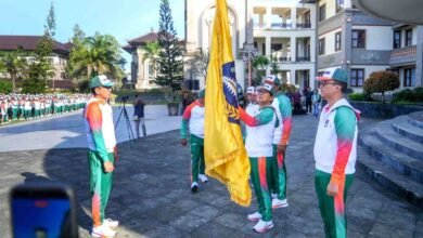 Bupati Badung I Wayan Adi Arnawa melepas Kontingen Porjar Badung 2026 di Lapangan Puspem