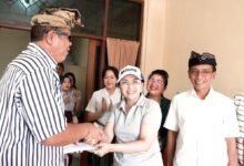 Ketua K3S Badung Nyonya Rasniathi Adi Arnawa menyerahkan bantuan kepada Sekaa Arja Tuna Netra Badung kata kunci: Sekaa Arja Tun