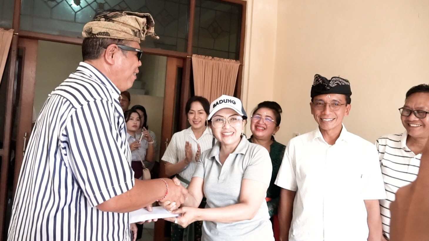 Ketua K3S Badung Nyonya Rasniathi Adi Arnawa menyerahkan bantuan kepada Sekaa Arja Tuna Netra Badung kata kunci: Sekaa Arja Tun
