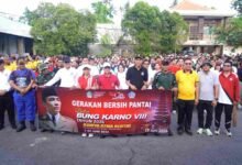 Bupati Klungkung Made Satria memimpin aksi gerakan bersih sampah pantai di Pantai Sagara Kusamba