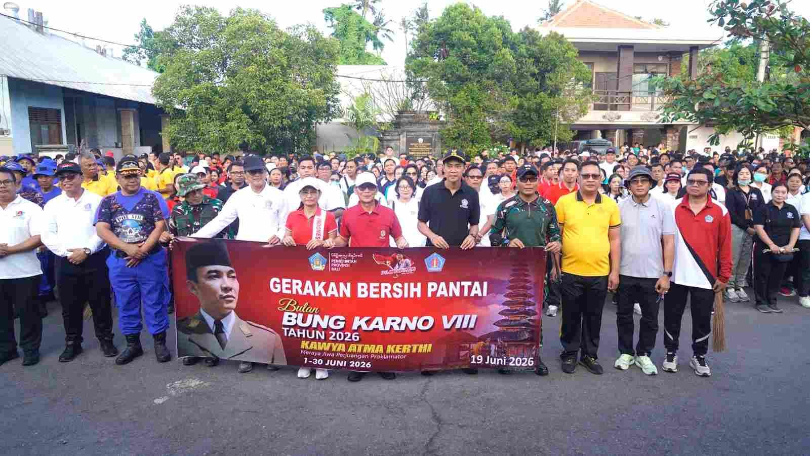 Bupati Klungkung Made Satria memimpin aksi gerakan bersih sampah pantai di Pantai Sagara Kusamba