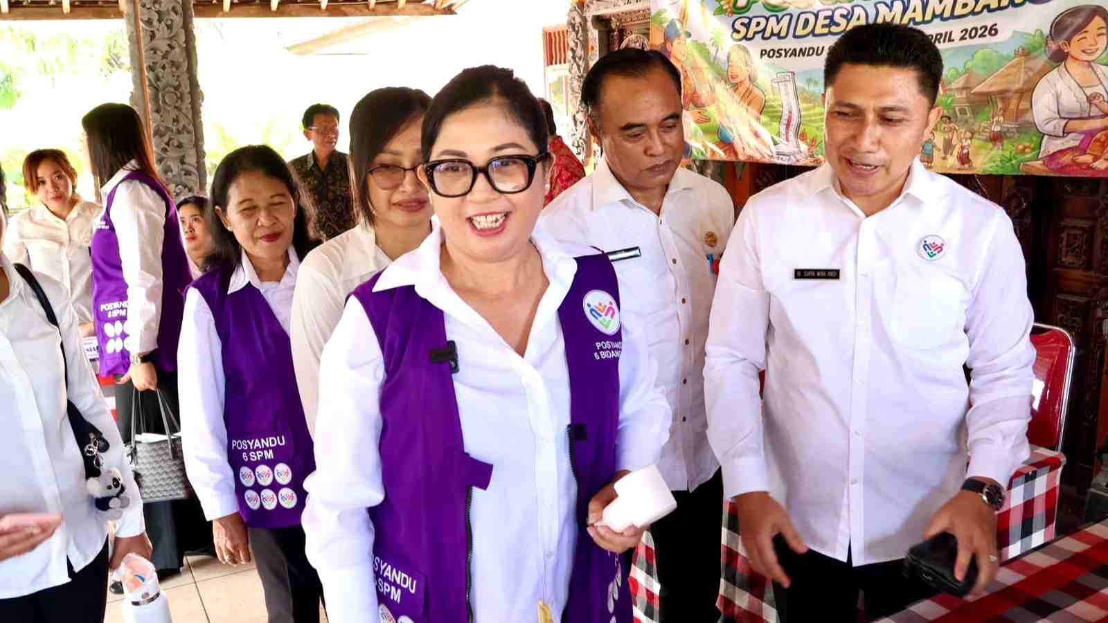 Ketua Tim Pembina Posyandu Tabanan Rai Wahyuni Sanjaya meninjau transformasi Posyandu 6 SPM di Desa Mambang