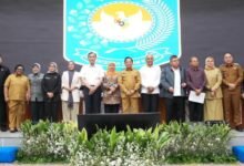 Bupati Adi Arnawa saat menghadiri Rakor Monitoring Pelaksanaan Kegiatan Perluasan Piloting Digitalisasi Bansos, bertempat di Gedung Sasana Bhakti Praja Kementerian Dalam Negeri, Jakarta Pusat dan dipimpin langsung oleh Menteri Dalam Negeri Tito Karnavian beserta jajaran